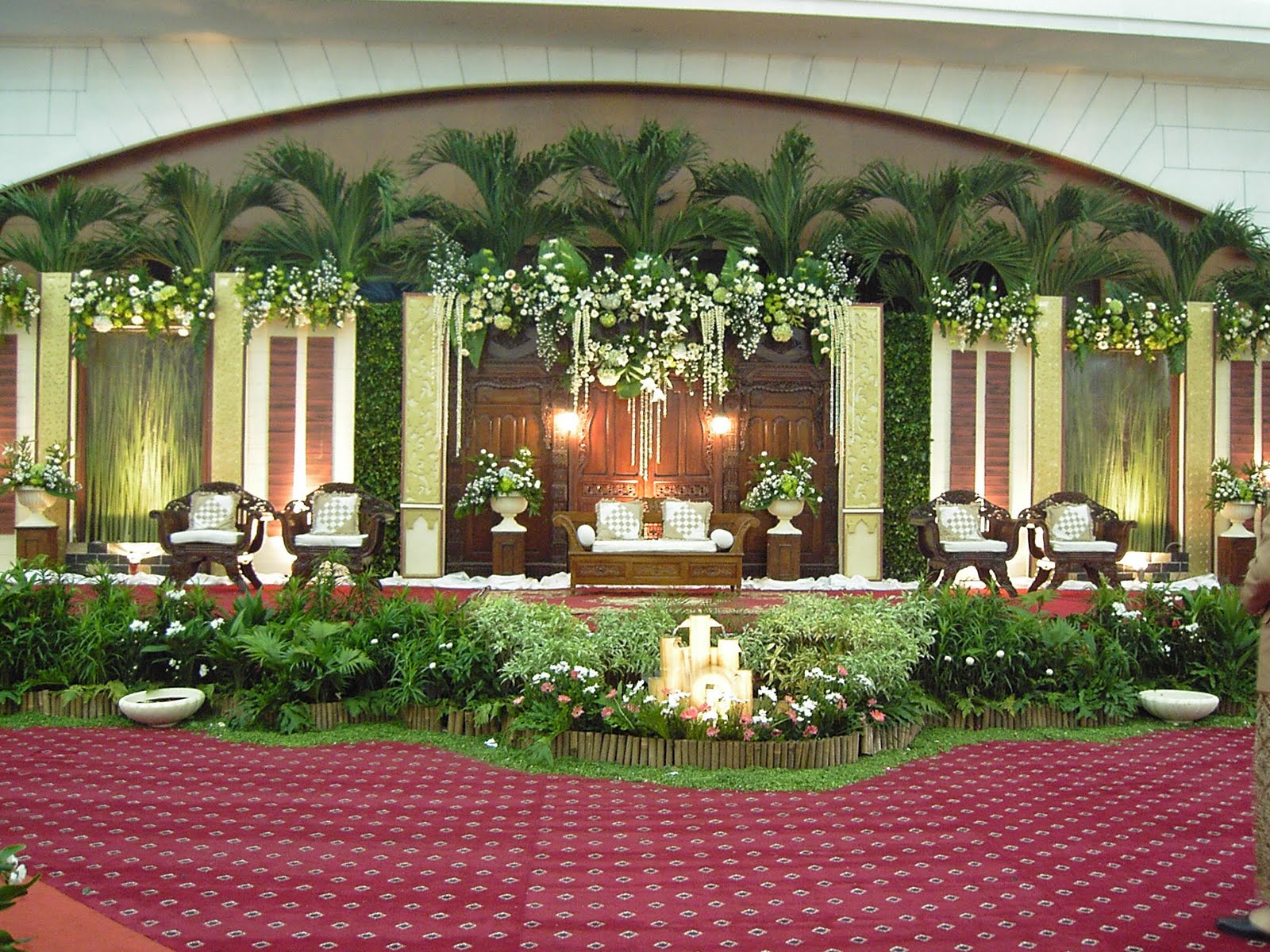 Contoh Dekorasi Pelaminan di Gedung