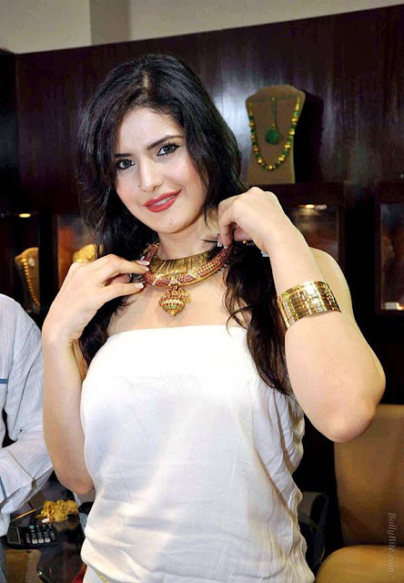 Actress Zarine Khan at International Jewellery Exhibition 2011
