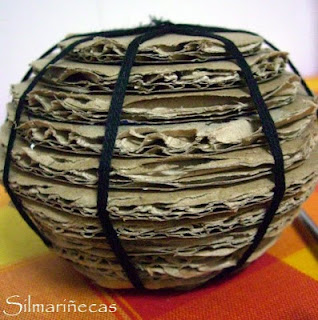 cómo hacer una Bola de cartón, lana y lazo-