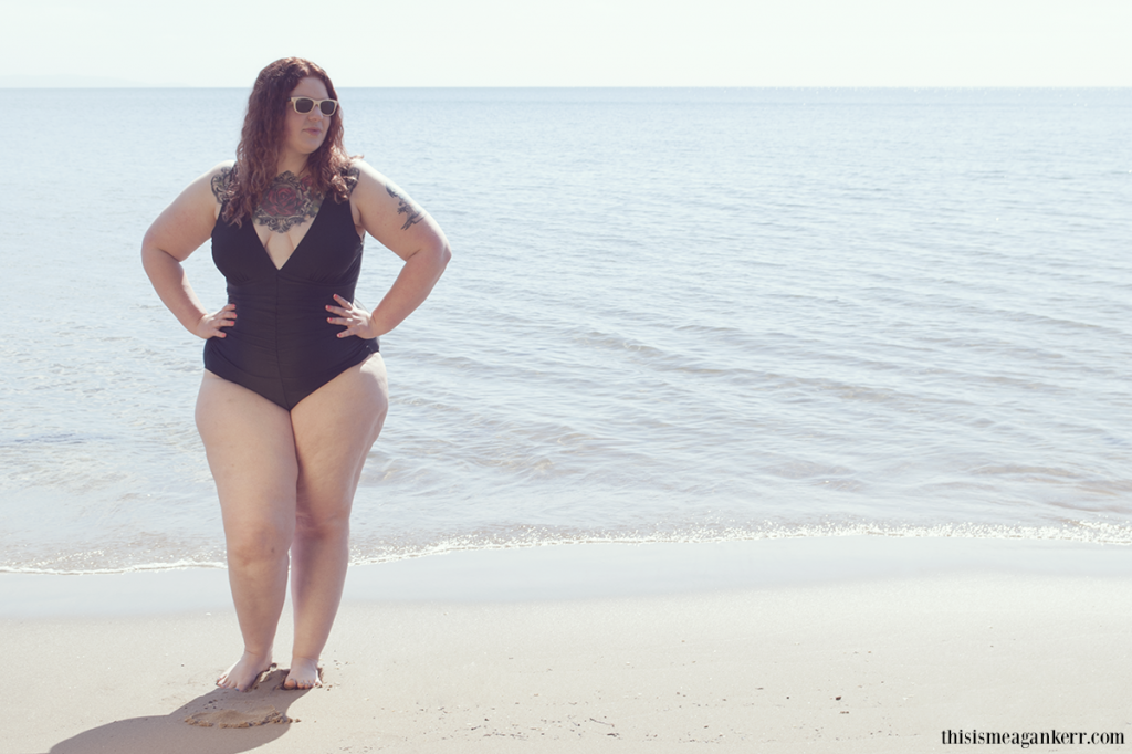 fille ronde et tatouée en maillot de bain sur une plage 