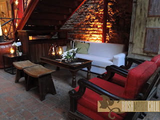 Lounge com móveis antigos e modernos banco madeira, sofá vermelho, arranjo branco, casamento,paredes tijolos, velas