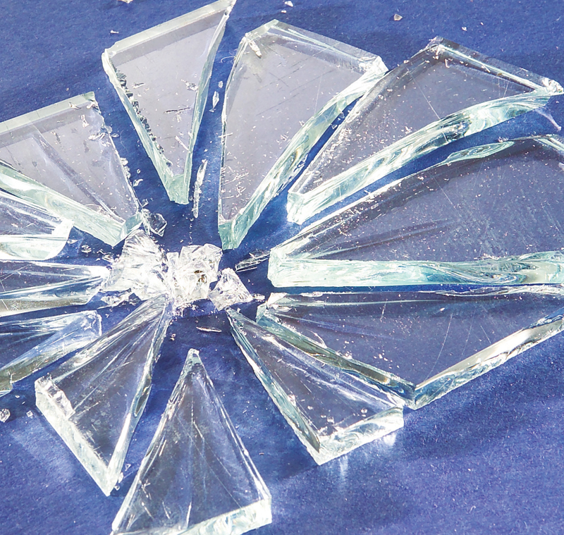 بالصورة الفرق بين الزجاج العادي والزجاج السيكوريت المقوى Plate Glass Vs