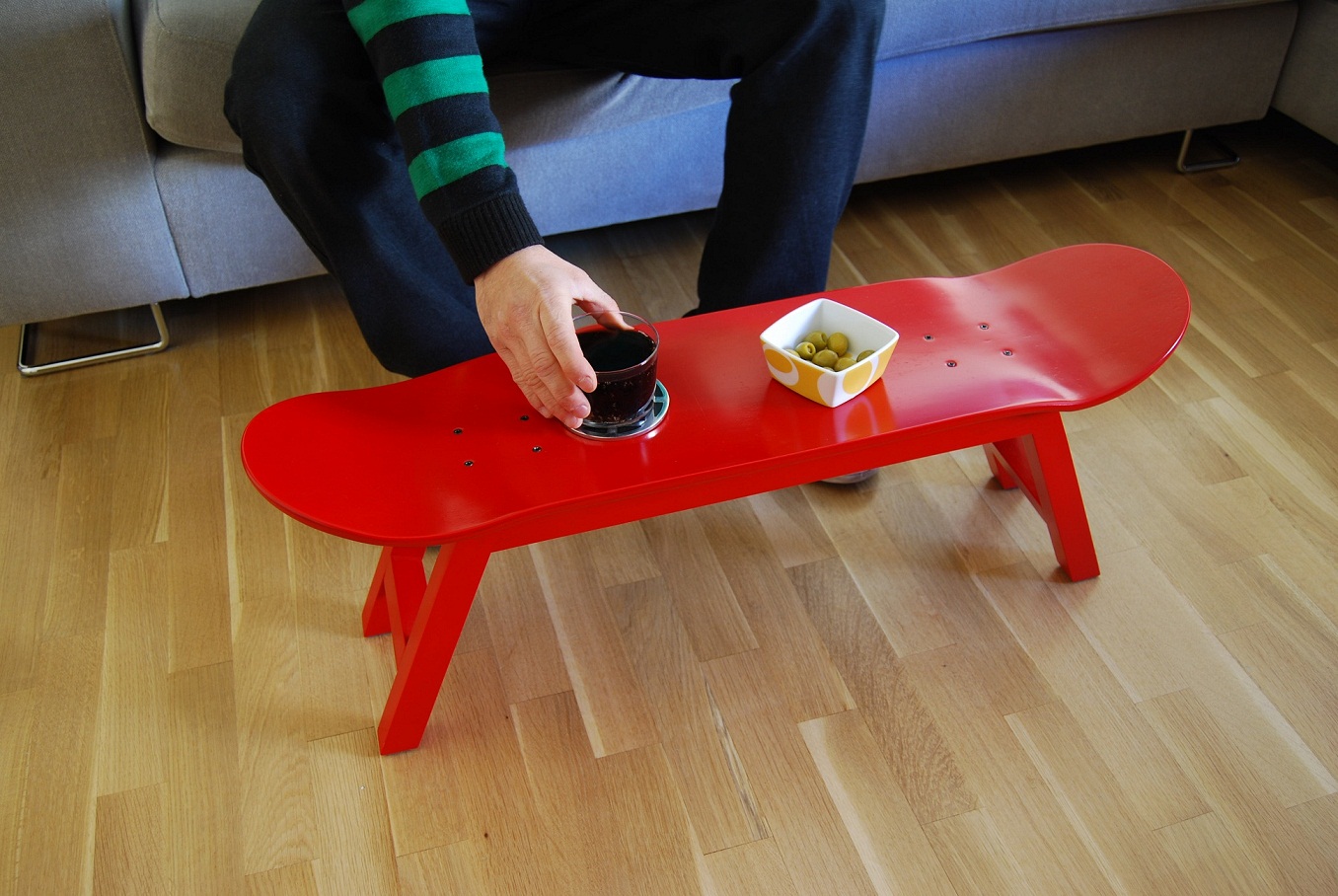 SKATEHOME Skateboard table