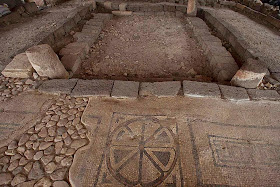 Piso ornamentado no sítio arqueológico de Magdala, Israel, onde porto e sinagoga foram encontrados