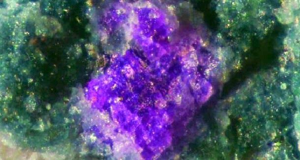 Putnisite, o novo mineral descoberto na Austrália