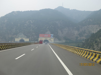 Belle route neuve avec montagnes et smog