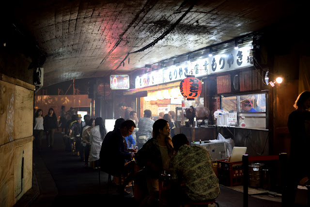 izakaya bajo un puente