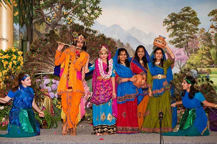 radha madhav dham holi
