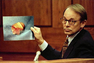 Un'immagine del processo Bobbitt L'avvocato difensore mostra il pene di Bobbitt recuperato dalla polizia