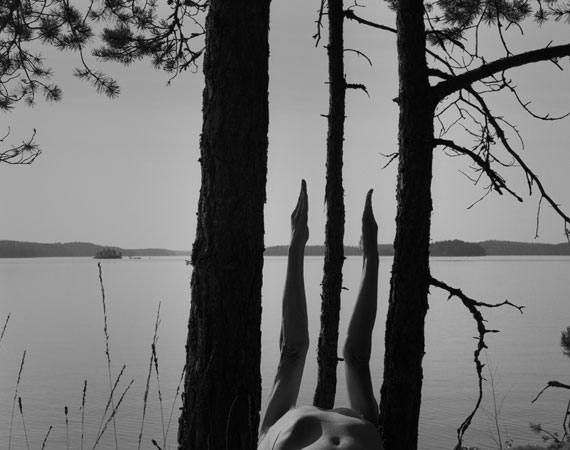 Arno Rafael Minkkinen fotografia corpo fundindo-se a paisagem
