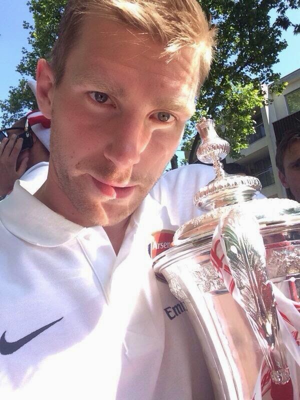 mertesacker selfie photo selfie mertesacker
