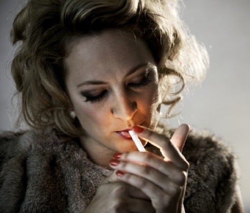 Zoë Bell röker en cigarett (eller weed)
