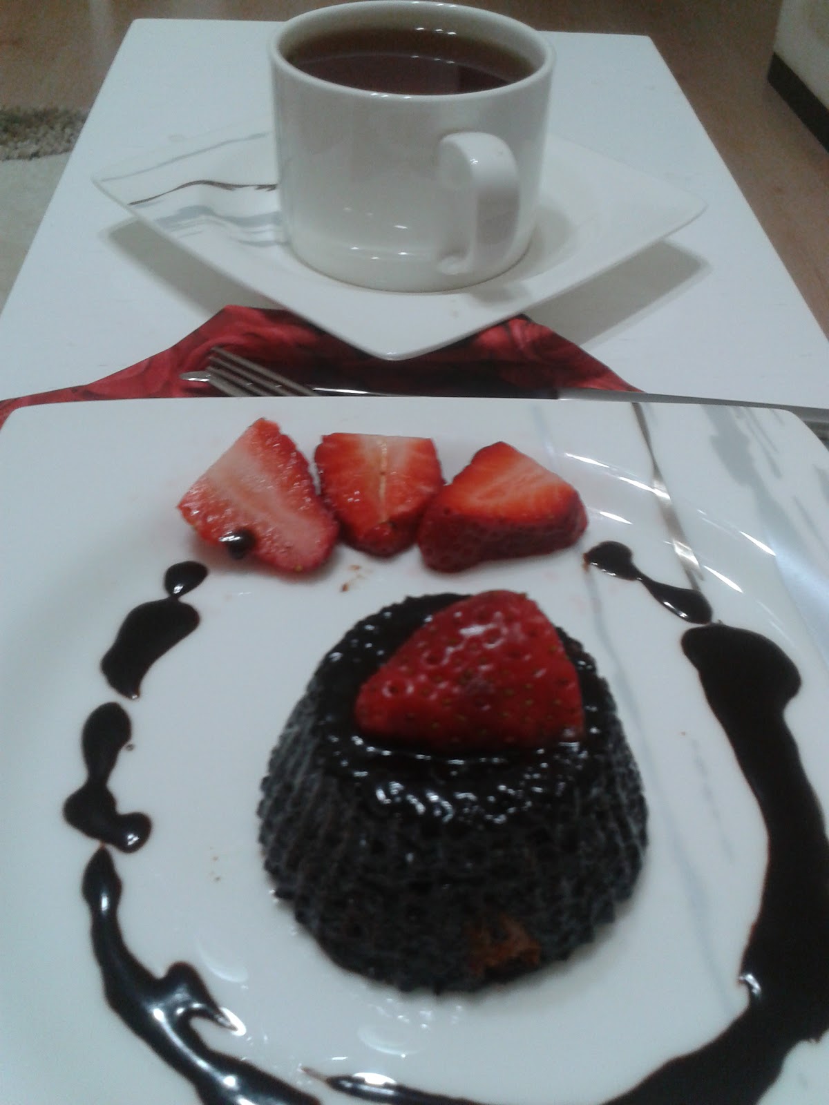 coşkunlu figen Çikolata soslu çilekli kek..Çilek tadında sevgililer