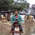 Gara-gara Duduki Bahu Korban Banjir, Wartawan Ini Dipecat Gara-gara Duduki Bahu Korban Banjir, Wartawan Ini Dipecat