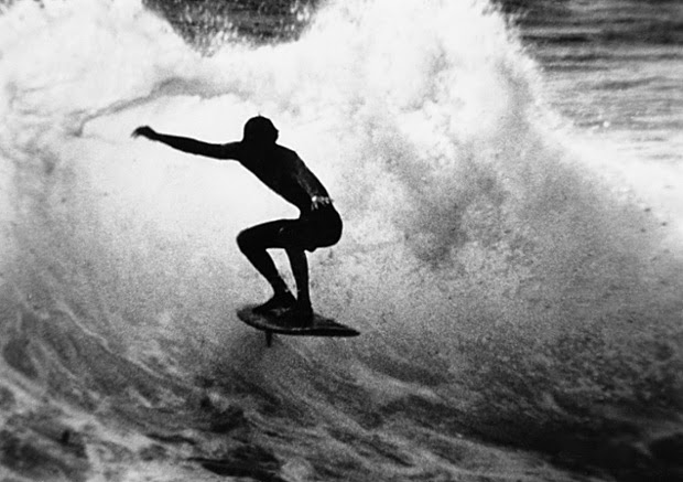 Harold Iggy melatih keseimbangan berselancar di Makaha in Hawaii, 1960. Harold Iggy melatih keseimbangan berselancar di Makaha in Hawaii, 1960.
