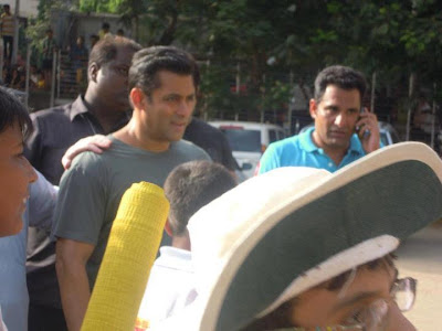 Salman Khan on location photo shoot with fans
