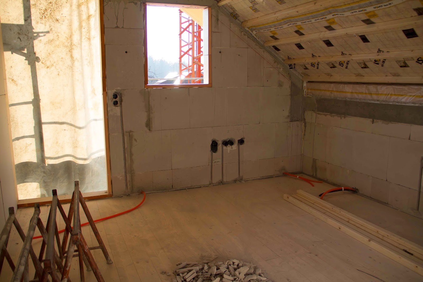 Flederhaus: Beginn Elektro und Metallumfassung der Garage