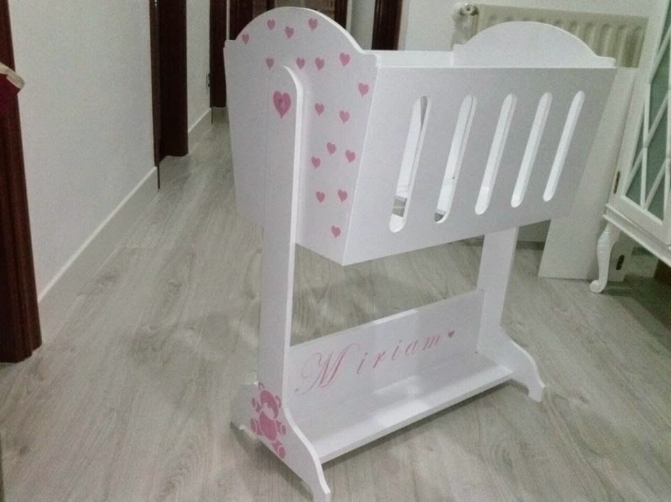 cuna de madera para muñecas