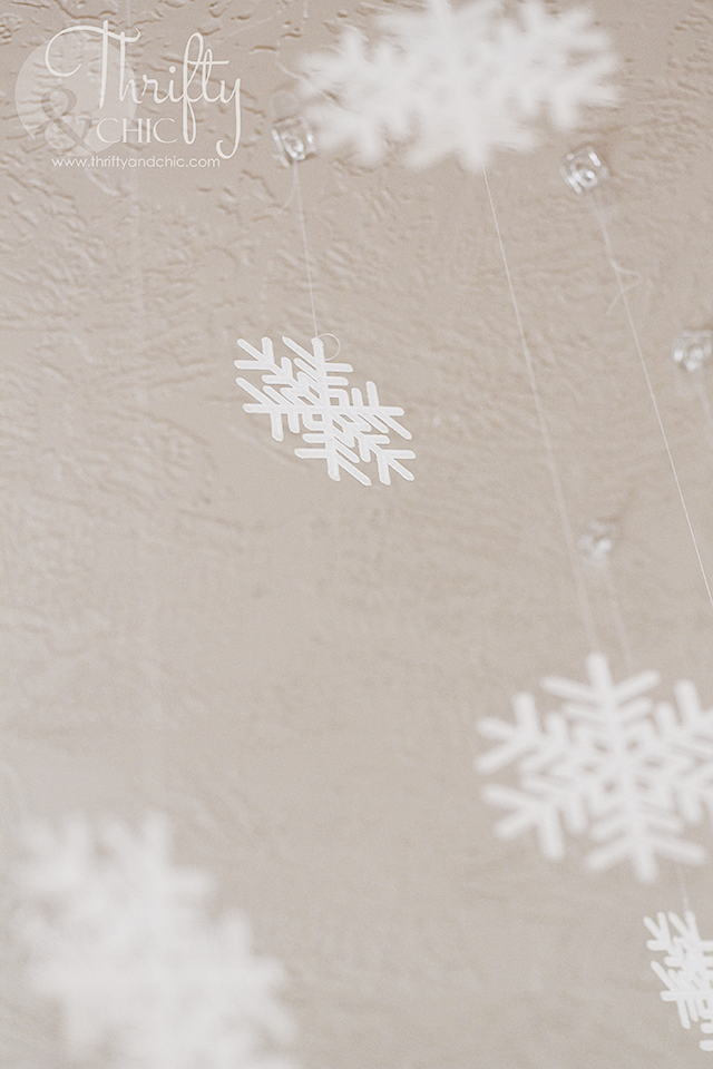 how to create a falling snowflake wonderland in any room of your house!