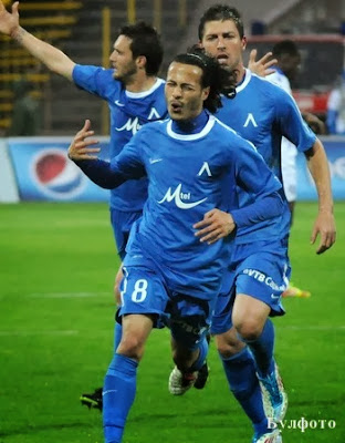 Отборът на Левски разпиля Светкавица със 7:0 в последния кръг за сезон 2011/2012 година на „А” група и се окичи с бронзовите медали, като така си гарантира и място в Лига Европа