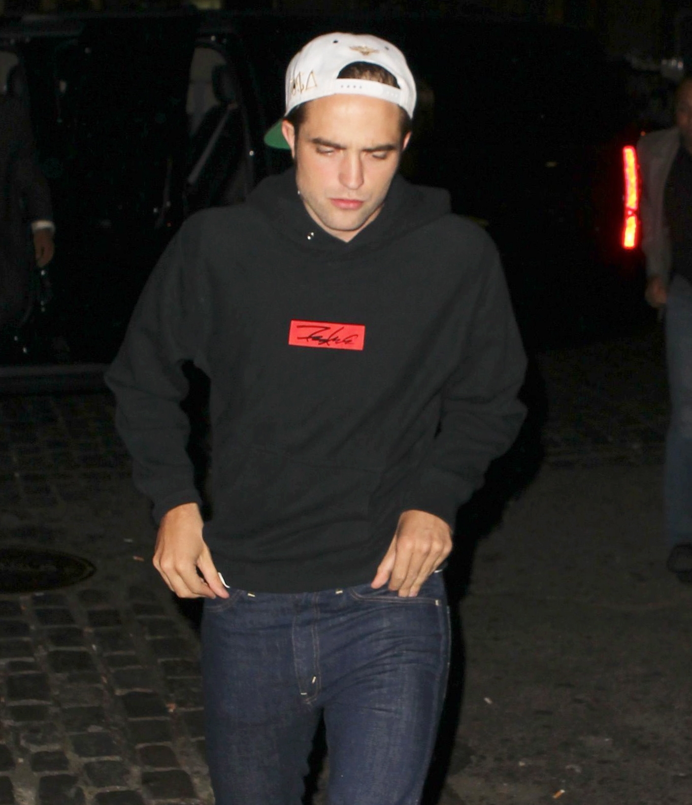 http://2.bp.blogspot.com/-Kg3Vub4JHZU/UCv-iyl-sBI/AAAAAAAAAkk/RzMWCQlOHVs/s1600/NYCRobertPattinson005.jpg