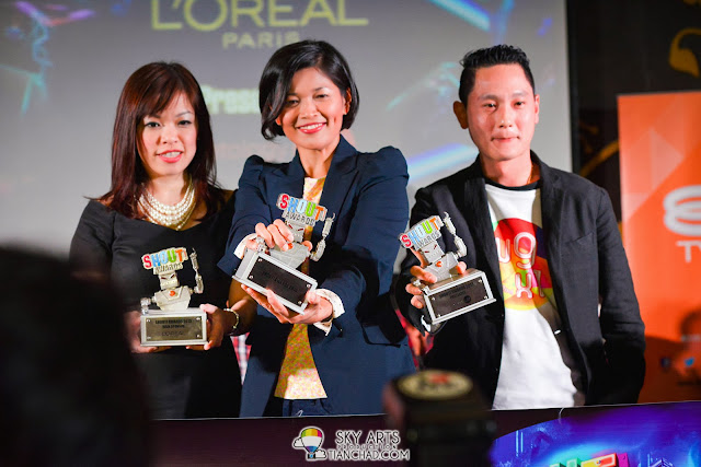 Ms. Saki Goh, the Marketing Director of L'Oreal Paris, Ms, Irene Zainul, Group GM of 8TV and NTV7,  Sean Ng, he CEO of Ninetology together presenting The Shout! Awards trophy.