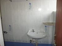 ванна и душ в гостиничном номере в Гокарне