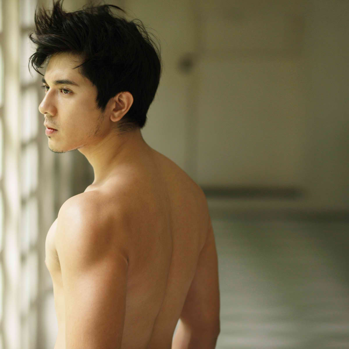http://2.bp.blogspot.com/-Ki8u5RqzFTY/UIpuzSxqlAI/AAAAAAAAX7A/HzVbfCVakcQ/s1600/Paulo%20Avelino%20hot%20and%20shirtless.jpg