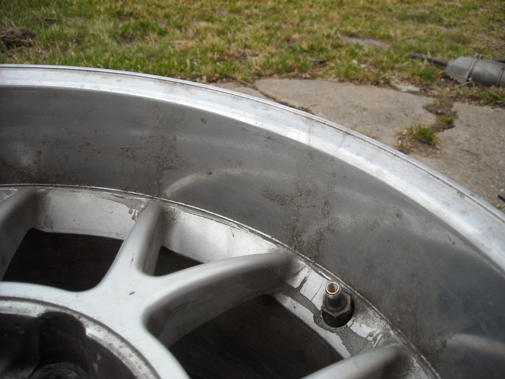 Polerowanie rantów felg Meguiars Hot Rims Mag & Aluminum Polish Polerowanie rantów felg Meguiars Hot Rims Mag & Aluminum Polish