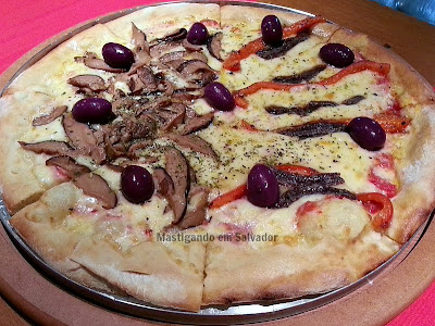 Babbo Giovanni: Pizza metade Shitake metade Anchovas