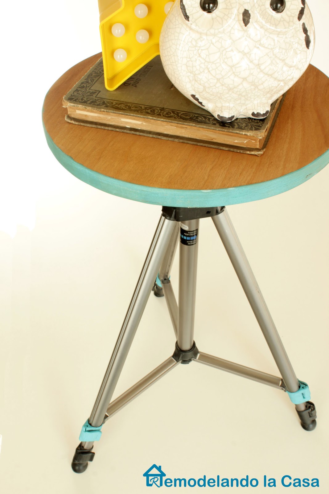 DIY Tripod Side Table Remodelando la Casa