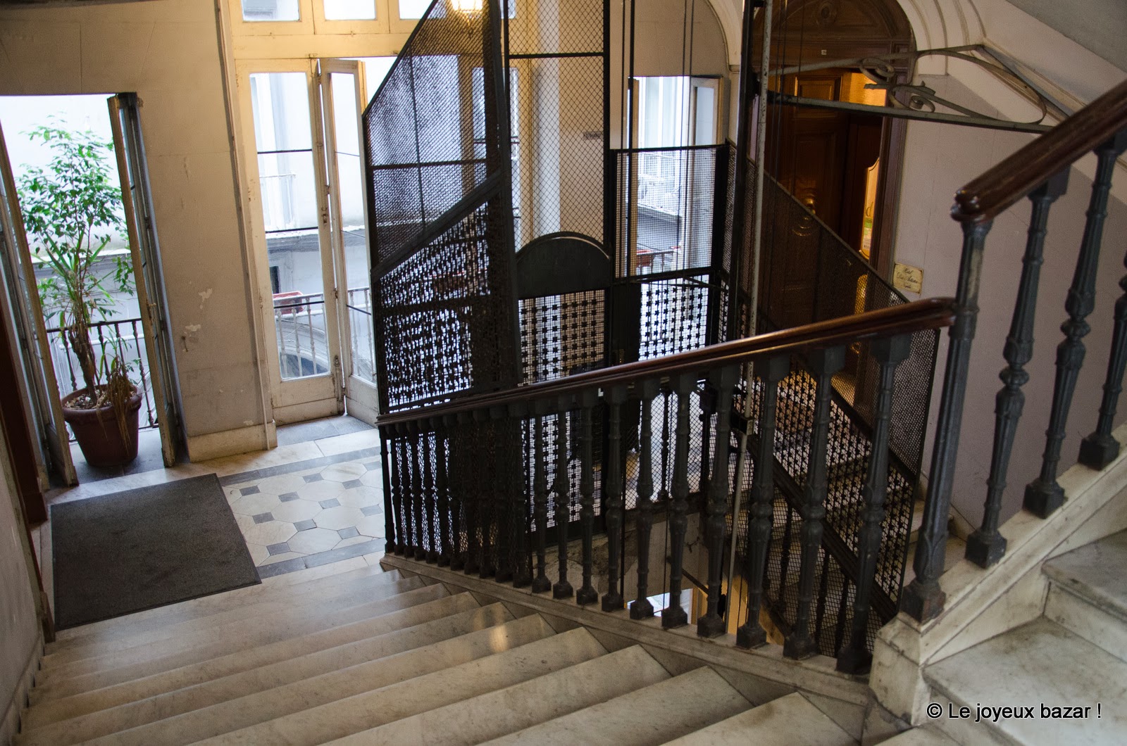 Naples - hôtel des Artistes - escalier