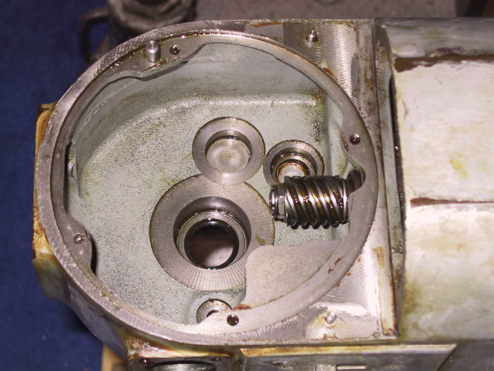 Hobart A200 Overhaul Cleaning the Transmission Case