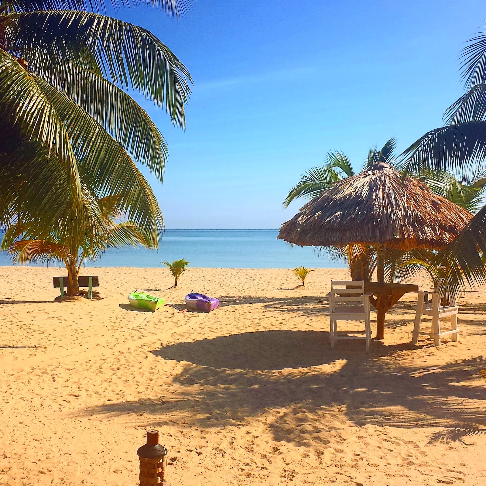 Remax Vip Belize: Belize Beach coffee table area