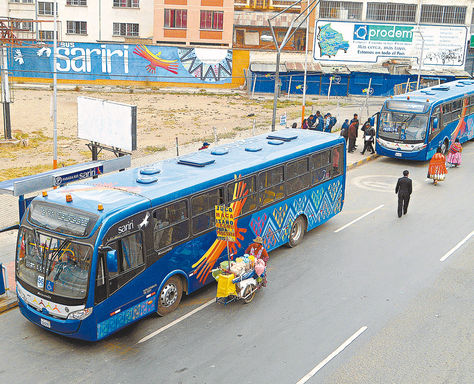El Alto: Edgar Patana gastó Bs 249.960 para pintar de azul los Sariri - Vivir en El Alto Los buses Sariri