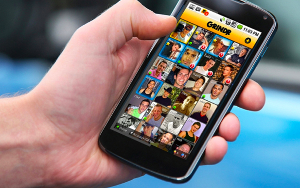 Como um aplicativo baseado em localização móvel, Grindr usa sua rede de celular ou o sinal Wi-Fi para identificar a sua localização física de modo que você pode conversar e interagir com os caras mais próximo. Como um aplicativo baseado em localização móvel, Grindr usa sua rede de celular ou o sinal Wi-Fi para identificar a sua localização física de modo que você pode conversar e interagir com os caras mais próximo.