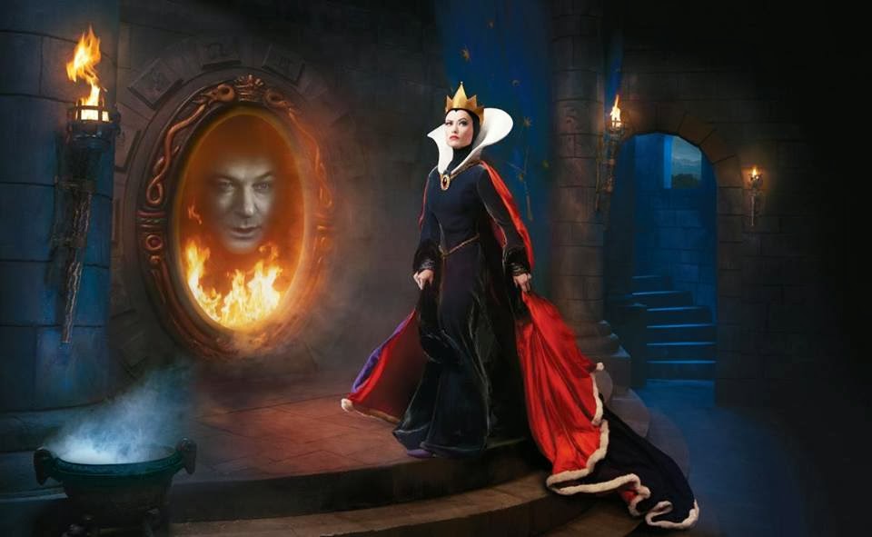 Olivia Wilde como la Reina Malvada y Alec Baldwin como el Espejo Mágico Olivia Wilde como la Reina Malvada y Alec Baldwin como el Espejo Mágico