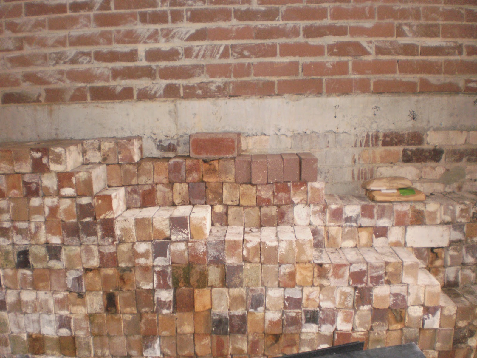 http://2.bp.blogspot.com/-KmdiNaNaOE4/TawRN5V-ugI/AAAAAAAABLE/BdtETzT_4OE/s1600/Last%2Bof%2Bthe%2Boriginal%2Bbricks%2Bin%2Bguest%2Bbedroom.jpg