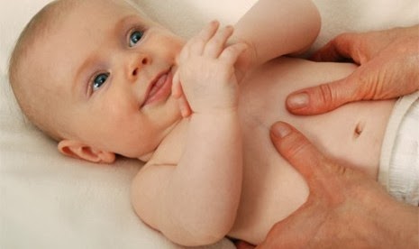 TIPS CARA MEMIJAT BAYI Manfaat Pemijatan Bayi Sesuai Usia