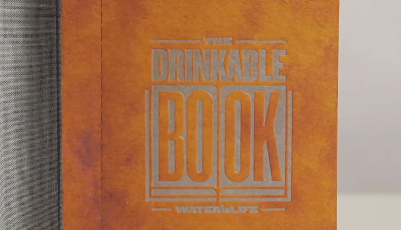 Livro 'bebível' consegue filtrar água suja