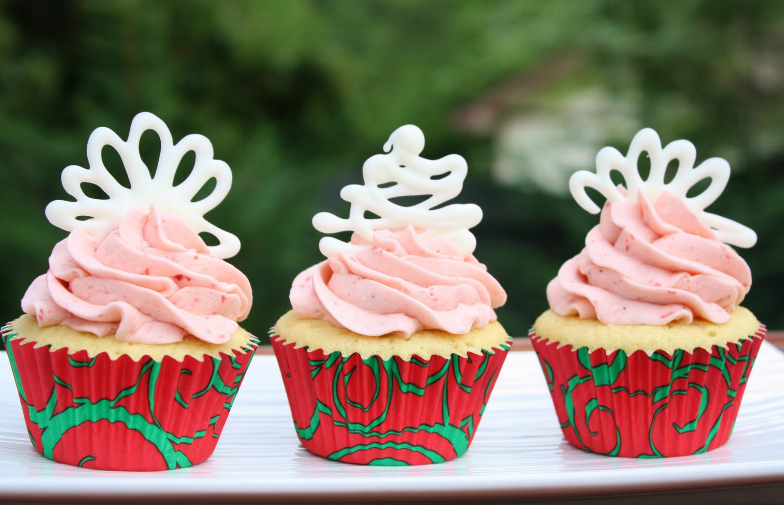 Burn Me Not Strawberry Vanilla Cupcakes Filled With White Chocolate Ganache