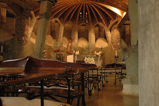 la navata centrale della cripta, antoni gaudí, colonia güell, barcelona the central aisle of the crypt, antoni gaudí, colony güell, barcelona