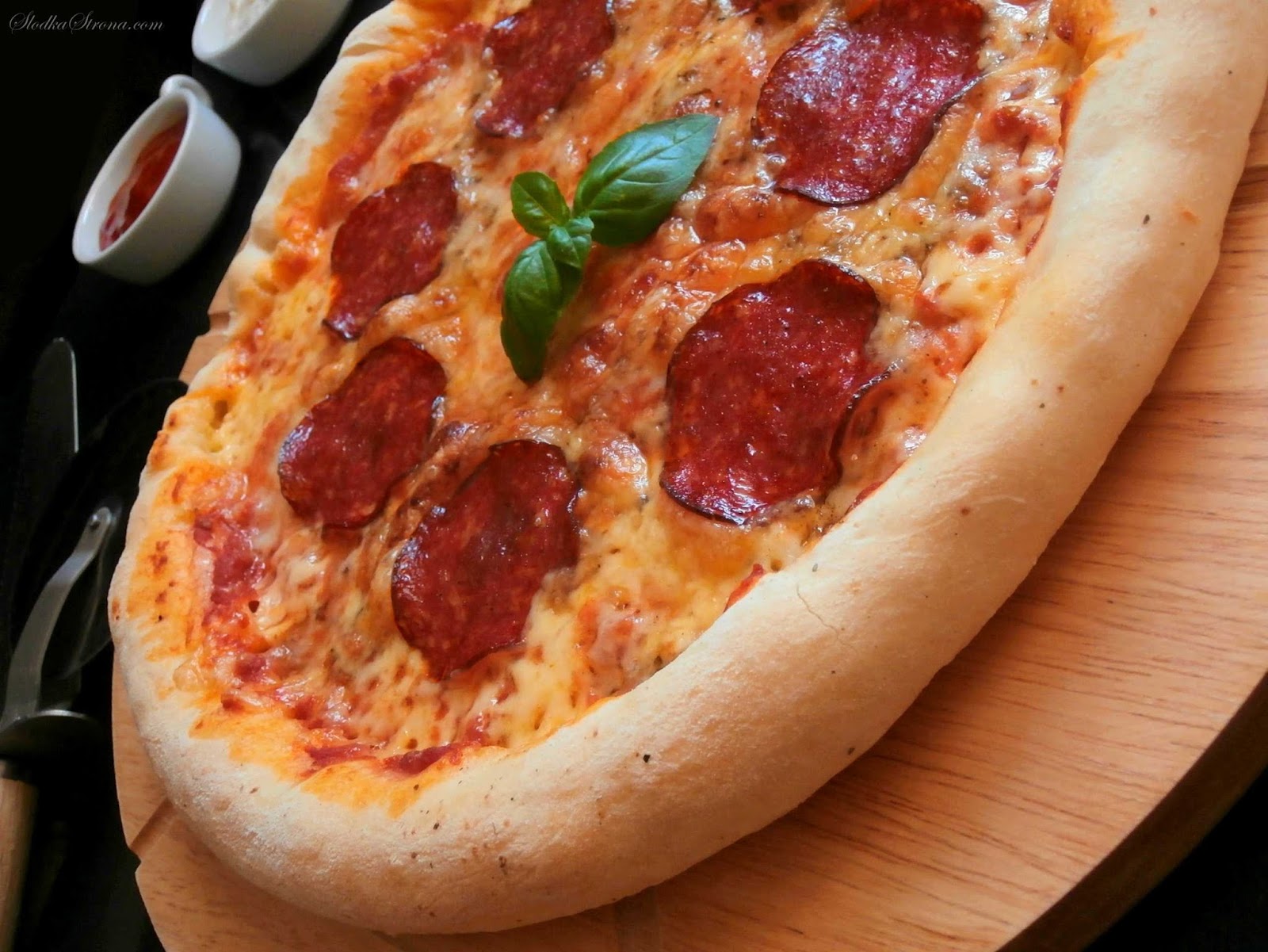 Słodka Strona Domowa Pizza z Salami i Serem w Brzegach (Rantach)