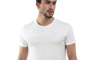  T-Shirt Putih Membuat Pria Tampak Lebih Menarik