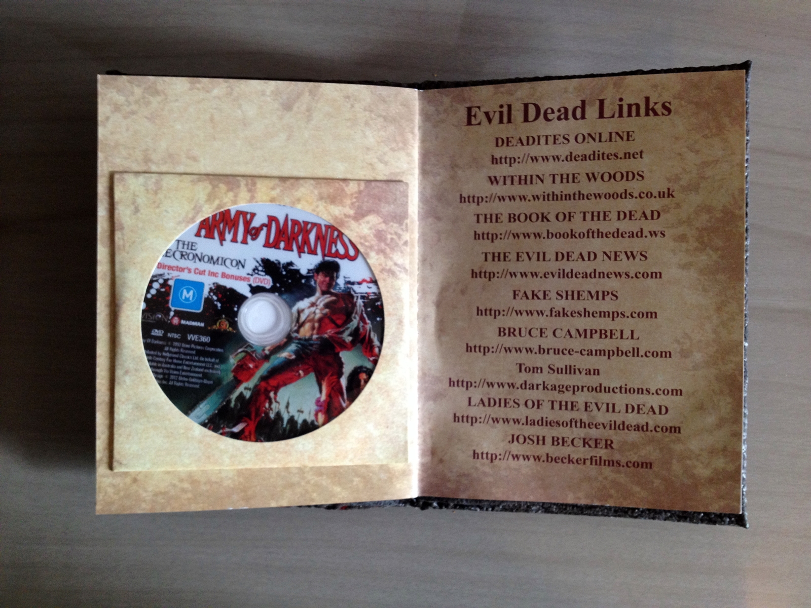 LUZ, CÂMERA, COLEÇÃO Army of Darkness The Necronomicon (The Book of