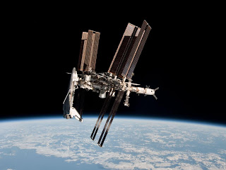 Снимок МКС вместе с шаттлом Endeavour, сделанный с борта корабля Союз Снимок МКС вместе с шаттлом Endeavour, сделанный с борта корабля Союз