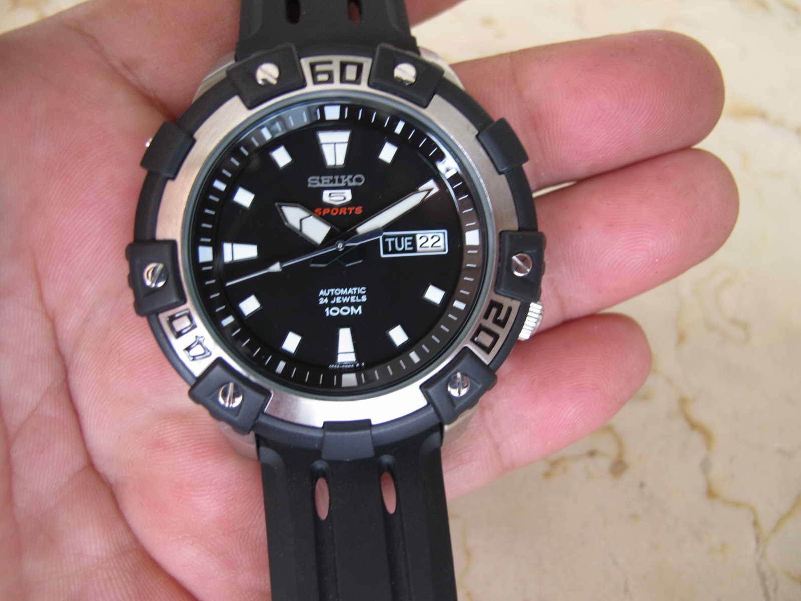 harga seiko 5 sports automatic 24 jewels 100m 4r36a