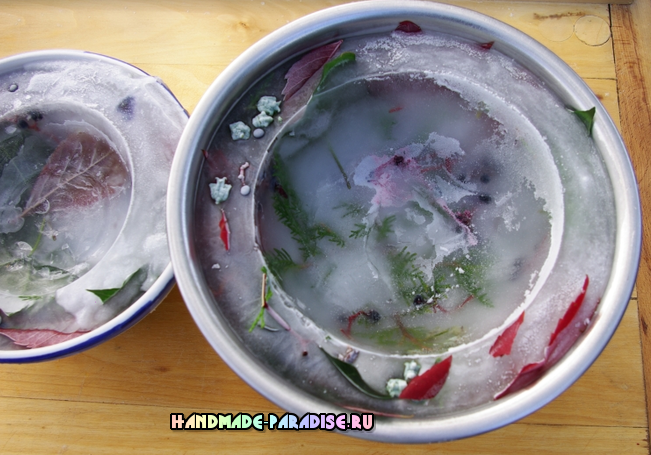 Ледяная ваза, венок и палочки для зимнего праздничного стола Ледяная ваза, венок и палочки для зимнего праздничного стола