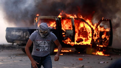 Três polícia morrem em ataque no Sinai Três polícia morrem em ataque no Sinai