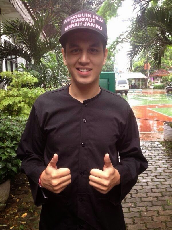 Foto Kevin Julio pakai topi Foto Kevin Julio pakai topi